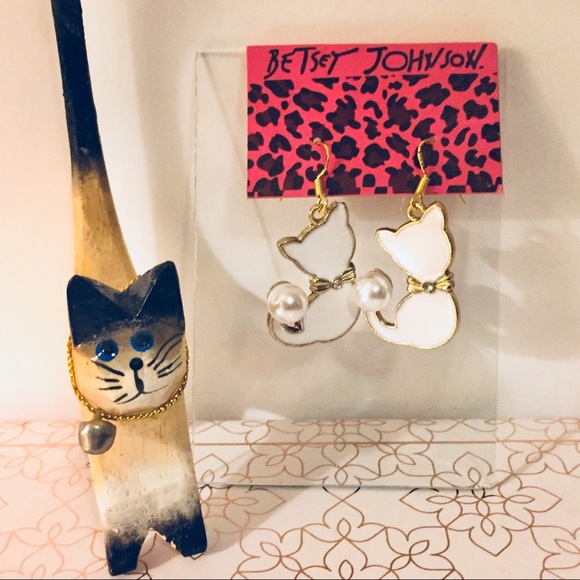 Betsey Johnson White Cat Earrings - Picture 2 of 4